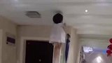 女孩在家中飞檐走壁，上下自如