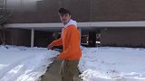 国外整蛊：作死向路人砸雪球，有种你别跑！
