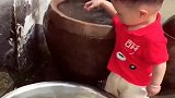 来奶奶家第一天，儿子就开始释放天性，咱不敢说，毕竟人家有靠山