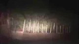 男子夜间开车遇到移动假人，吓得惊声失色