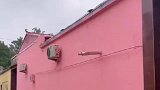 因妻子喜欢粉色，男子将家里的墙全都刷成了粉色