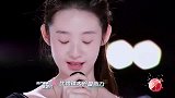 张艺凡第一次当众唱歌，低头莞尔，声音清纯