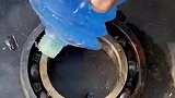 两种黄油涂在轴承上，效果显而易见