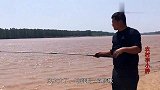 小伙黄河钓鱼偶遇强风，竿子都被压到极限，拖上黄河鲤鱼，不容易