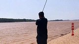 小伙黄河钓鱼偶遇强风，竿子都被压到极限，拖上黄河鲤鱼，不容易