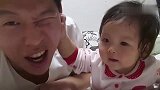 宝宝和爸爸一起在镜头前耍宝，不要抢我镜头，宝宝一掌呼爸爸脸上