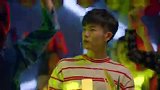 女孩在酒吧庆祝学霸上大学 学霸表情很呆萌
