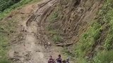 男子骑摩托带人跑山路，拍到最后那一幕瞬间心疼
