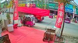 这才是当了妈的女人，多危险的情况也不放下孩子