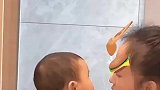 妈妈以为孩子要亲亲，没想到是想咬人