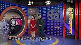 小伙子演示神奇魔术，纸巾花，瞬间变芬芳红玫瑰