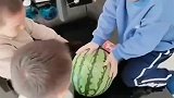 萌娃：哥哥你让我来一下呀，我的头也很硬！