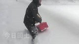 妻子想吃橙子，丈夫蹚着近半米高大雪去买