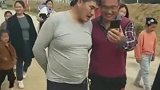 大衣哥出来散步，身边全都是拍照的，看着太好笑了