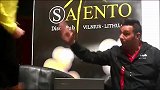 笑尿了!结果出乎意料 VAR用于判罚男子街头是否调情