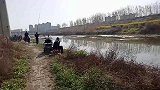 农村河边很多人在钓鱼，走近一看鱼只有一指长，大爷说：重在过程