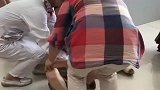 小朋友打预防针，不知道的还以为是和奶奶打架，连护士都上手了