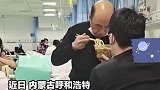 病房内儿子双手托碗20多分钟，照顾输液老父亲吃饭