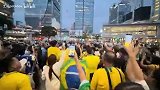 巴西球迷占领东京在街头欢庆 日本球迷甚至也加入其中