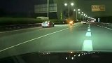 男子开机车上高速，还在高速上玩翘头