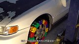 老外将灭火器干粉充入轮胎，踩下油门的瞬间，精彩就开始了