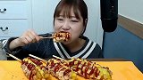 韩国圆脸美女吃芝士热狗，嘴巴太小塞不下呀