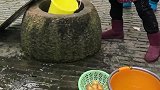 劳动人民的智慧，农村古老的打水方式，真是太稀奇了！