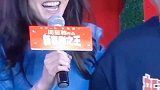 张柏芝一脸阳光，星爷一头白发竟显沧桑
