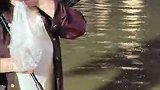 这一幕令人破防！女子跌落下水道，脱险后却坚持一直站在原地…….“我没敢走，我怕别人掉下去”，为善良的你们点赞！