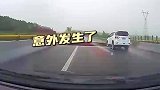 大水冲垮路面，意外发生了