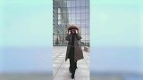时尚的中年大姐，一件军绿色工装棉服，走起路来气场全开霸气十足