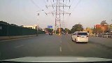 路怒症恶意别车，活该你被撞！