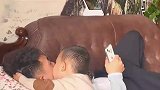 父子俩前一秒和和睦睦，后一秒互揪头发