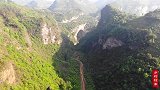 贵州深山发现一大穿洞，洞上方还有一条挂壁公路，如画一般真漂亮