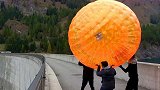 把悠波球从165米大坝往下扔，看摔惨的结果有点不可思议！