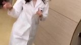 护士小姐姐走着六亲不认的步伐