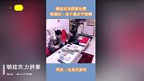 萌娃拼爹翻车现场，旁边父亲表示办不到啊！网友：实力坑爹！