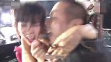 日本歌手互殴式演唱：舞台上暴力踢踹扭打翻滚引热议