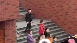 男子占据整条楼梯，带着团队一起跳舞