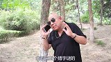 骗子摆摊猜字谜，没想遇见个大爷爱吹牛，骗子坐地起价太逗了