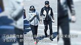 章子怡与老公走机场，衣品被吐槽，汪峰穿紧身裤暴露真实腿型