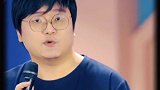 杨笠送王建国谐音梗  脱口秀敲门人不敲门改送谐音梗了，王建国你开门呀！