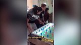 朱婷玩起桌上足球不亦乐乎 这姑娘咋这么可爱
