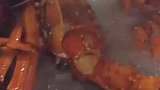 刚捞上来的龙虾，简单处理后直接下油锅，竟然还在动