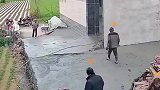 磨光机失控真可怕，大叔被吓得趴地上一动不敢动