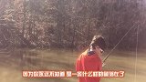 男子钓到一条大鱼，花了整整一个小时，才看清真面目