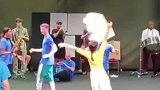 孔子学院中外舞蹈交流，女生表演扇子舞一众惊呆外国人