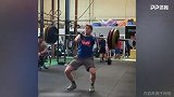 周琦看了会自卑！国外残疾小哥单手挺举100公斤杠铃