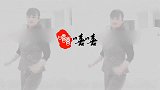 大衣哥亲家母热舞，皮肤白嫩上身圆润似水桶，跳舞背景显富裕家境