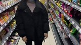 一女子逛超市，这操作令网友直接看呆了